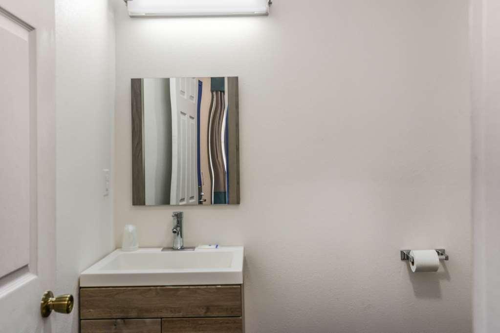 Rodeway Inn Milford Room photo